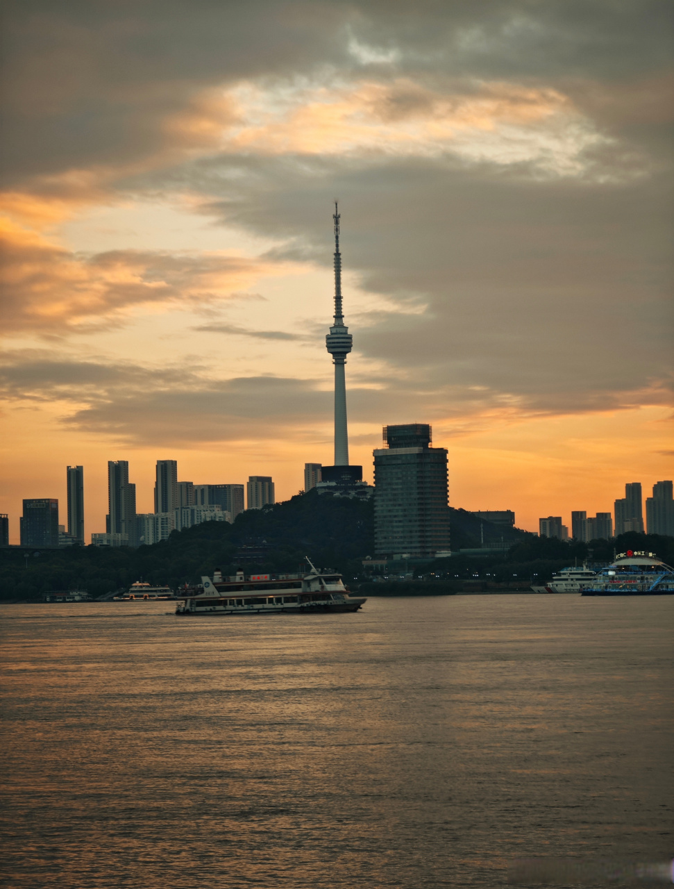 夏天的武昌江滩,有云就有美景.  #2023打卡最武汉# (via摄影师邱林宁)