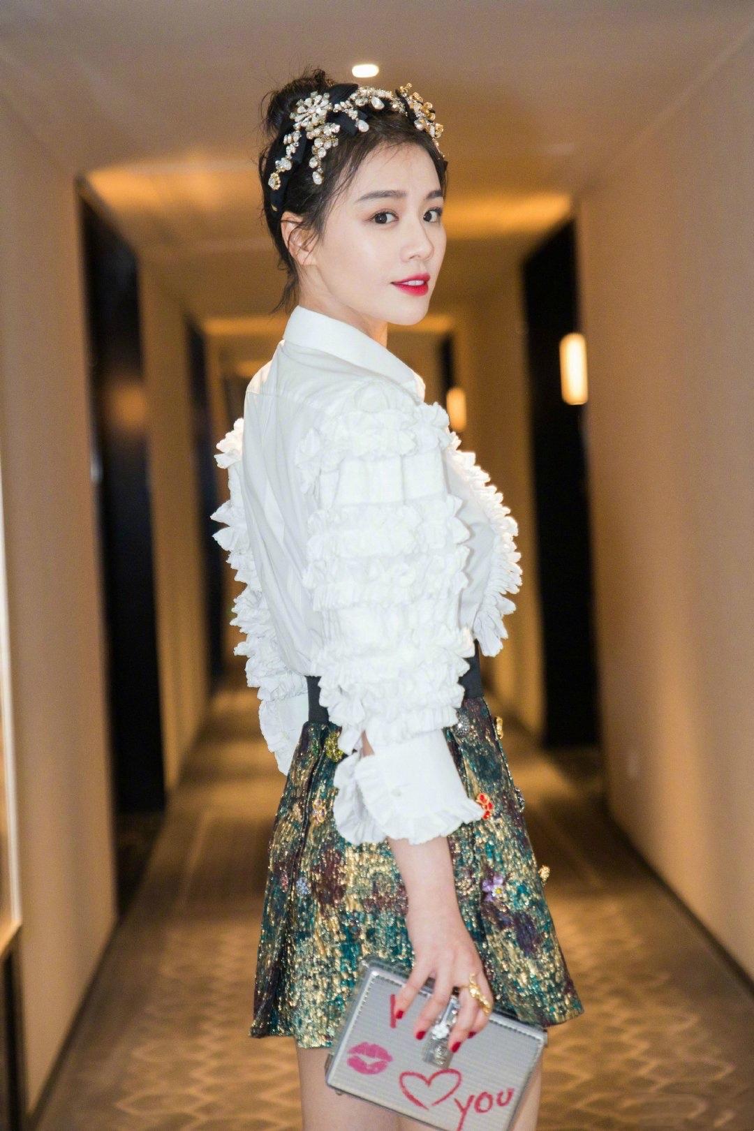 马思纯减肥成功后真显嫩! 穿白衬衫配亮片裙娇俏甜美,"小鸟腿"好抢镜!