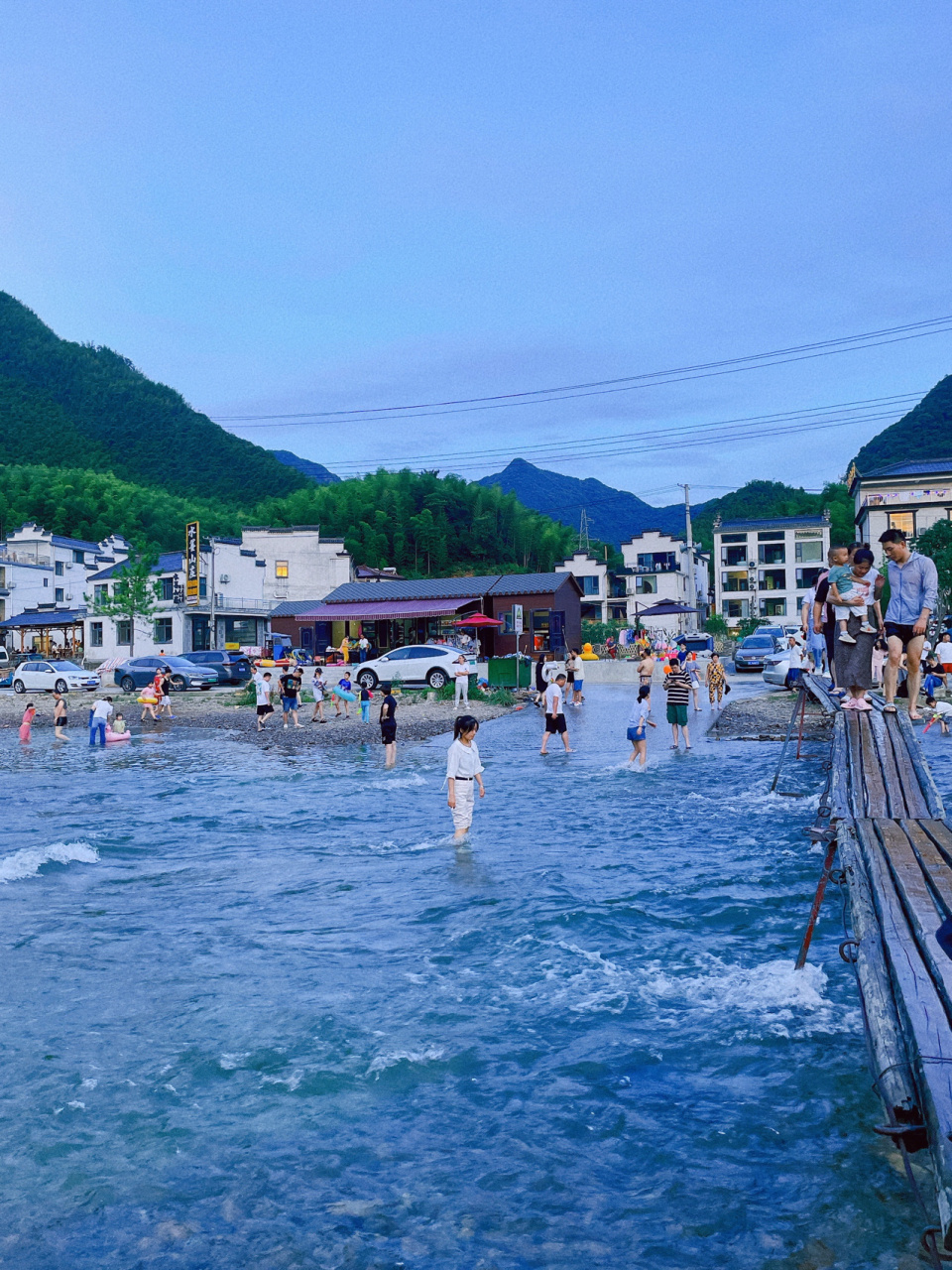 月亮湾竹筏漂流图片