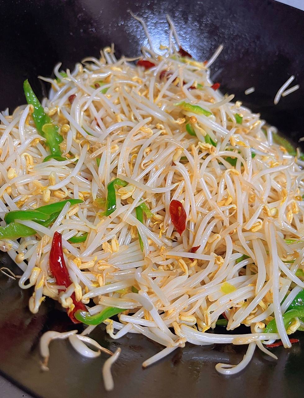 中午做了酸辣绿豆芽,好做好吃又下饭 天气越来越热了,做个酸辣绿豆芽