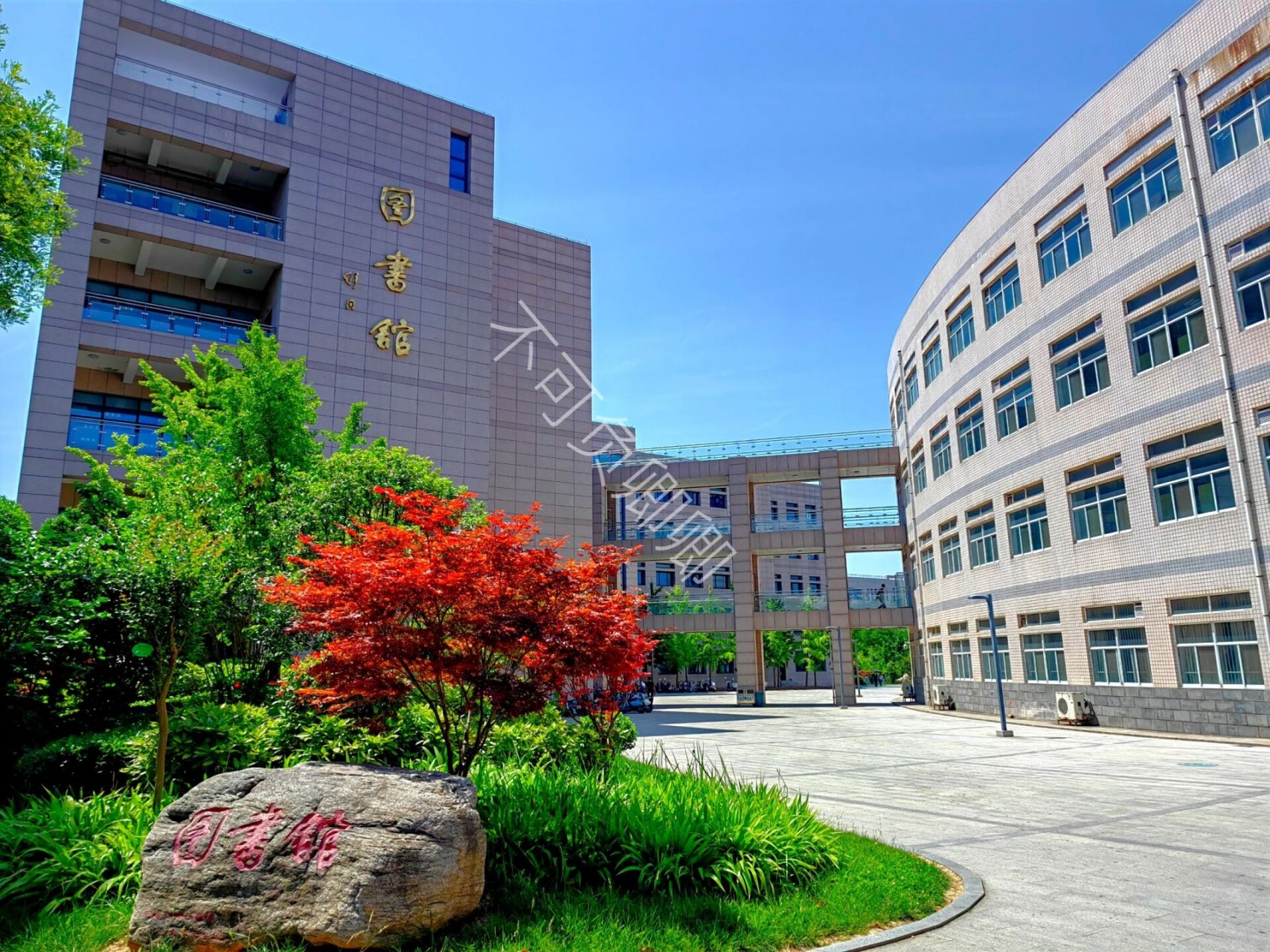 西安科技大学临潼校区 和工程大挨着,离地铁站很近,出门有小吃街,很多