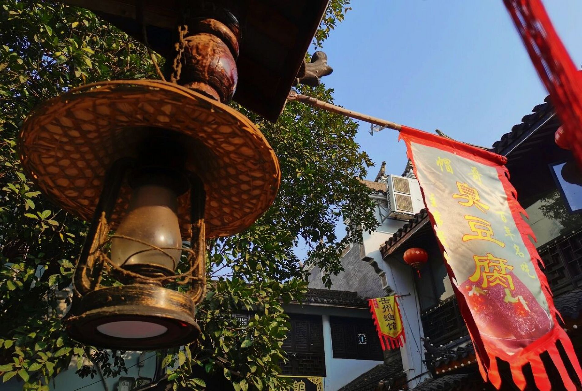 岳阳楼汴河街小吃街 汴河街位于岳阳楼新景区的中心地带,集观光,美食