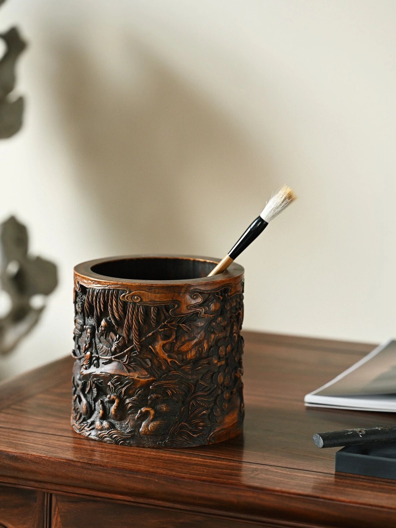 文房里饱含韵味的笔筒