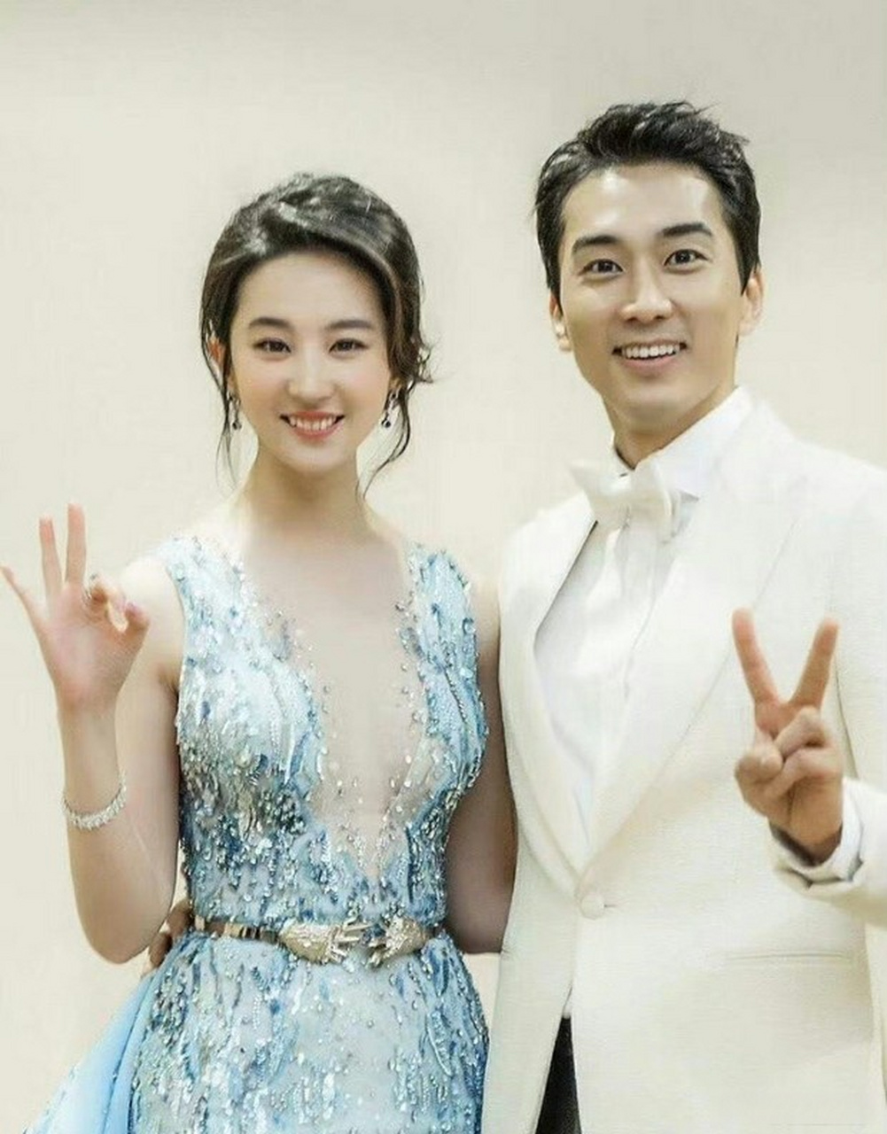 曝刘亦菲宋承宪私下约会超甜蜜# 有八卦媒体爆料刘亦菲宋承宪不是