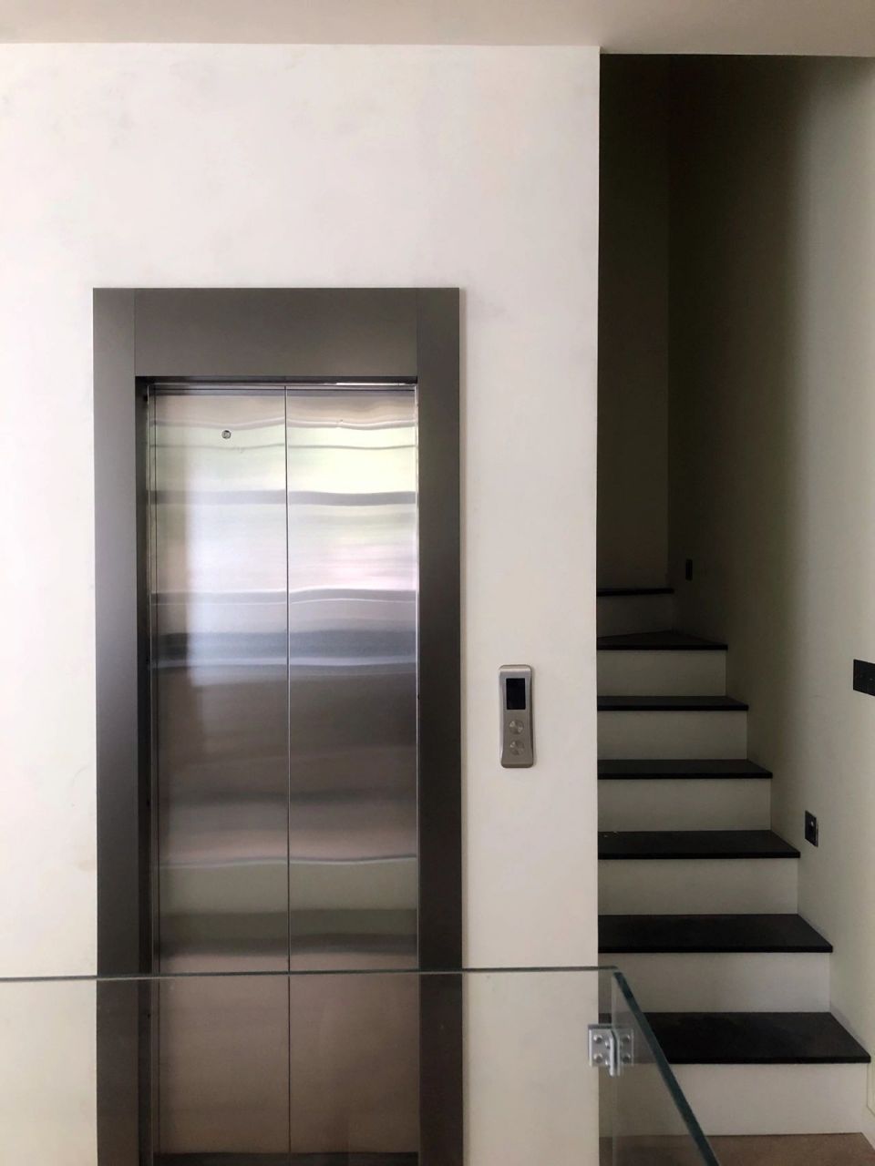 高级感十足的极简钛合金电梯门套 不锈钢材质在我家用得比较多,电梯