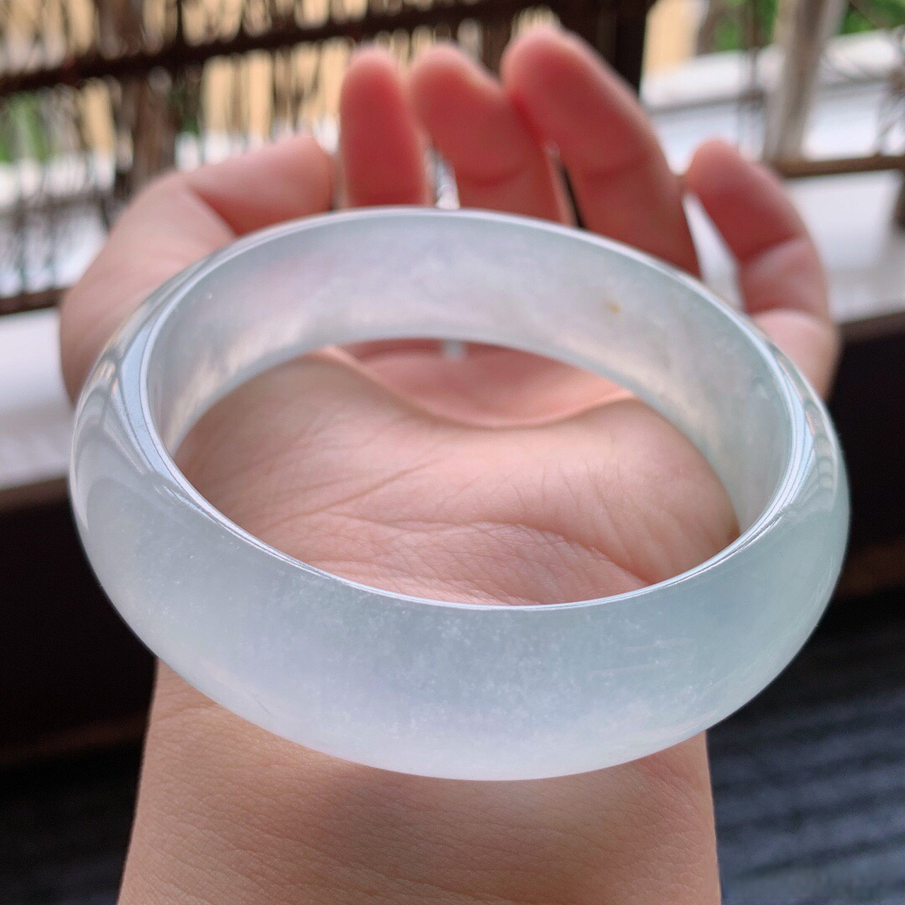 轮胎手镯以其独特的设计和引人注目的外观而备受瞩目.