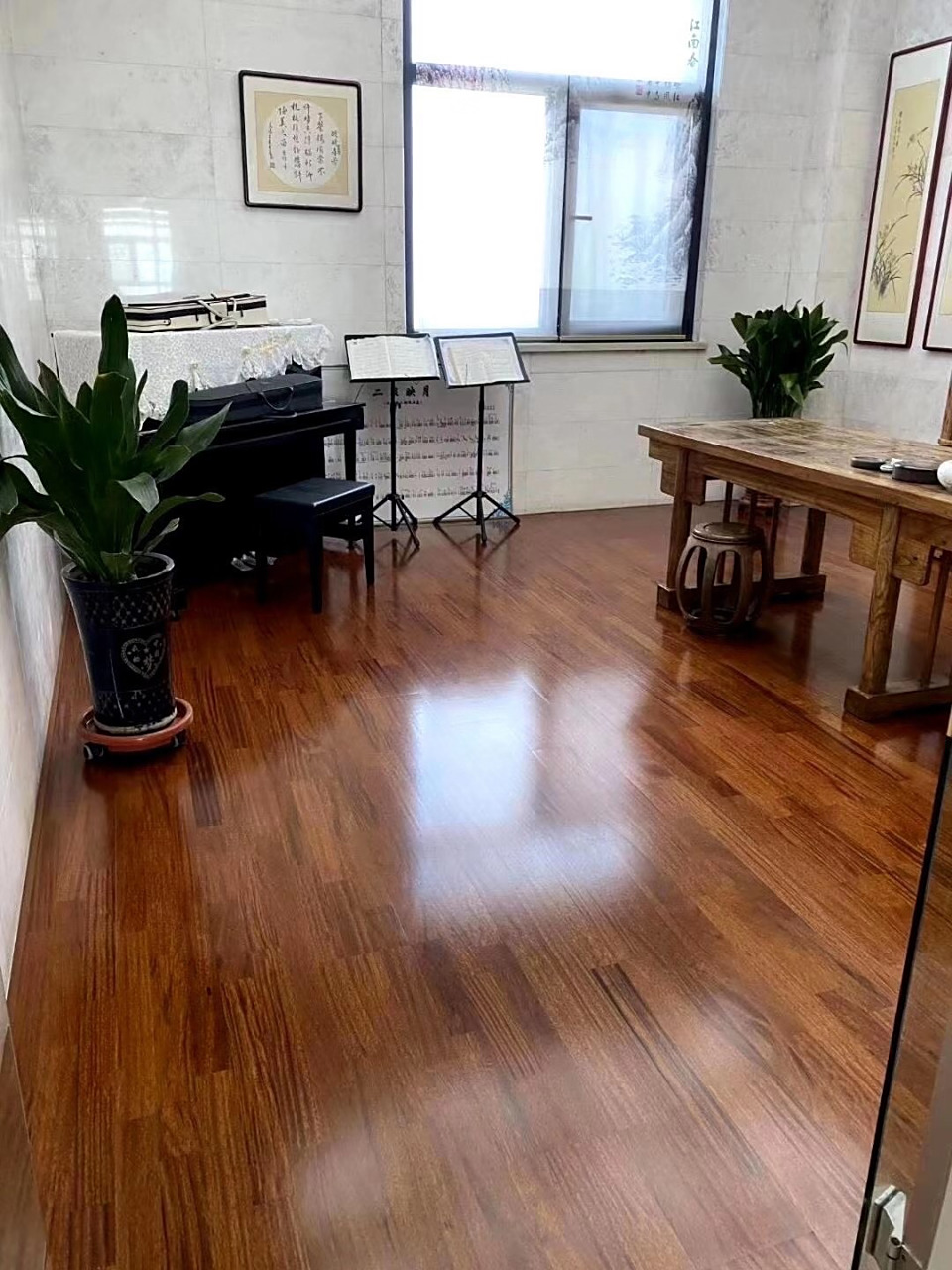 乌金木俗称黑檀,学名叫赛鞋木豆,属于第九种红木,非常名贵的稀有木材