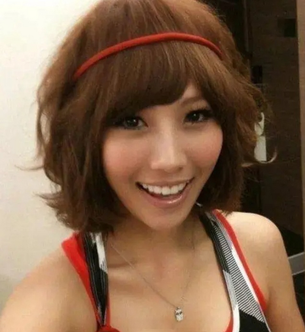 黑涩会美眉大牙(周宜霈)发长文爆料说黑人陈建州在2012年去录节目的