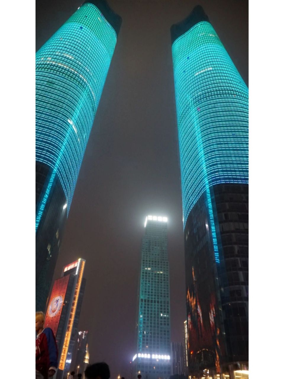 南昌必去的标志性建筑双子塔:夜景太出片了 01一号线直达:地铁大厦