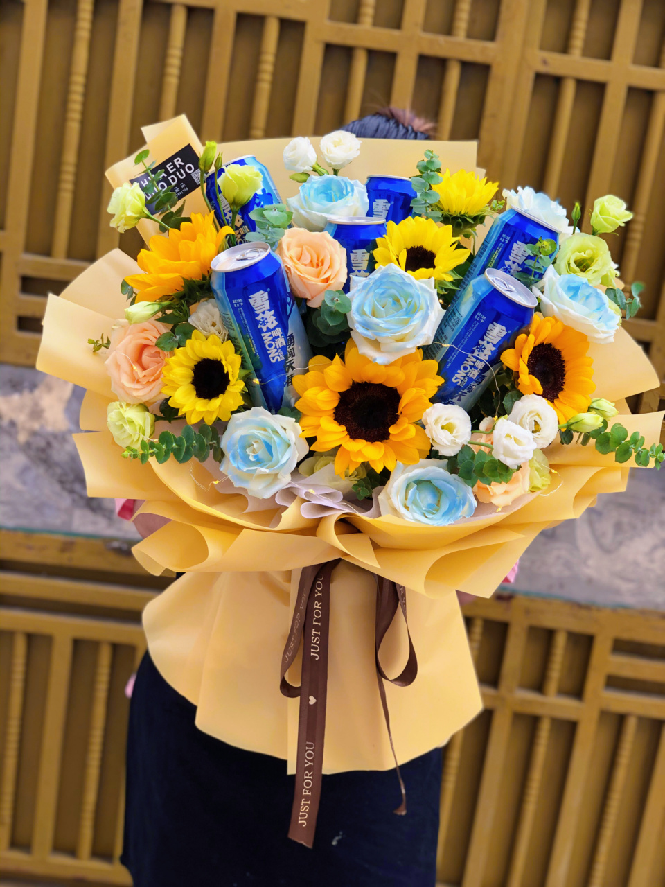 创意花束#雪花啤酒花束#生日#男士花束 喝完秋天的第一杯奶茶,接下来