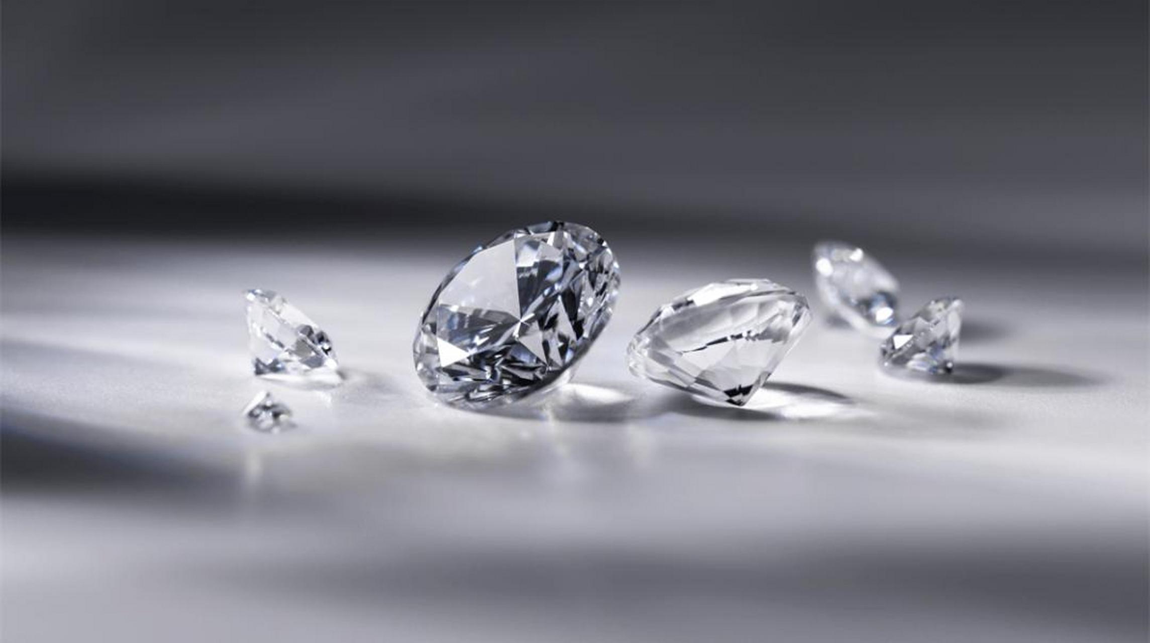 它不产自任何天然矿山,由人工合成技术培育而成,但拥有与天然钻石完全