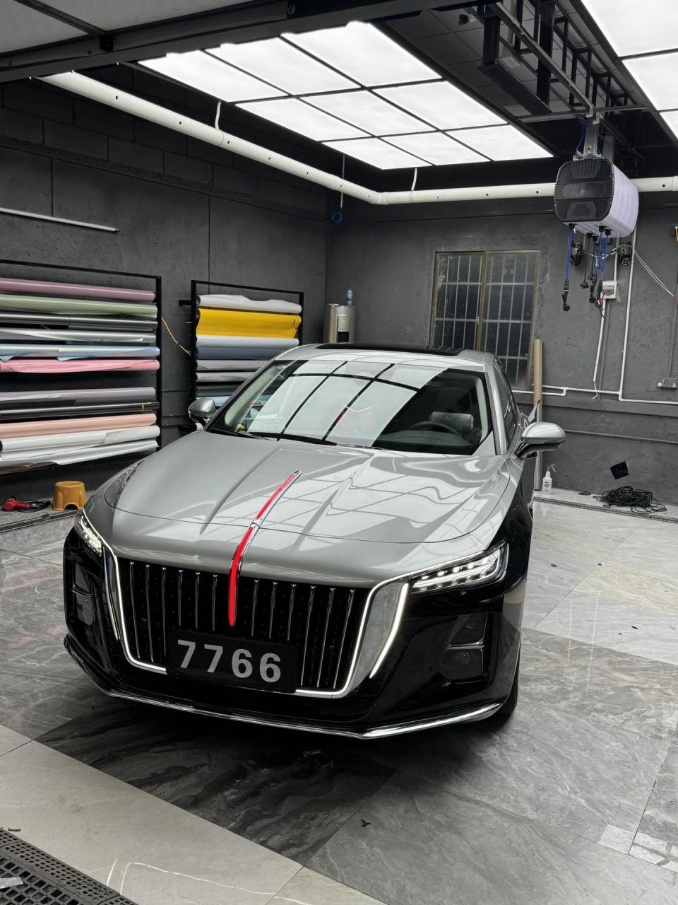 贴了之后感觉又帅了一圈  红旗h5  双拼色银灰