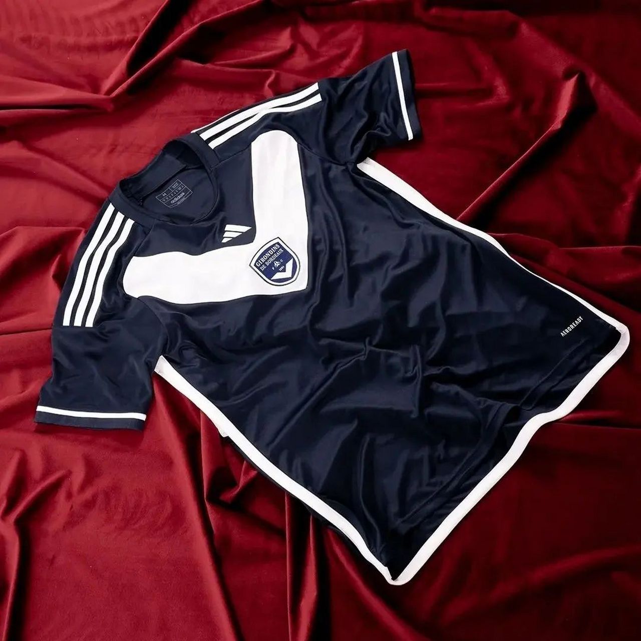 波尔多发布2023-24赛季主场球衣 #足球#0202#小红书竞技场#02