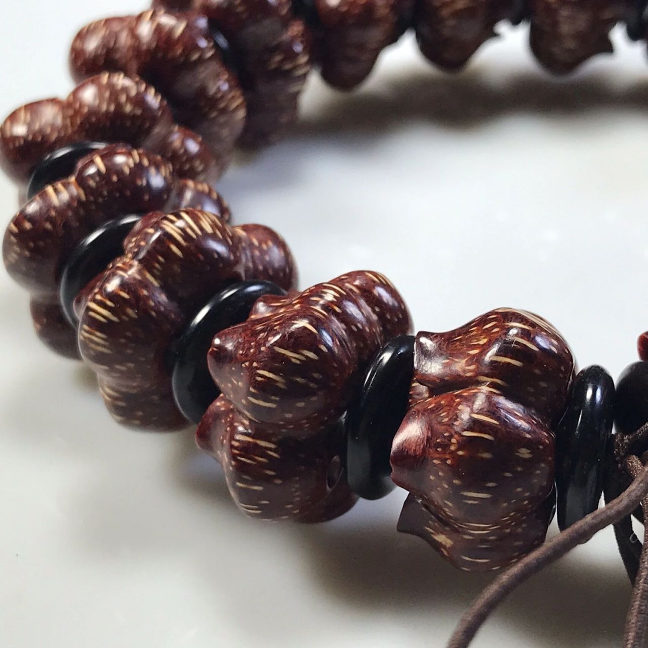 海南滴血莲花镂空工艺佛珠手链念珠 鸡血红品质,盘玩出来枣红色,精工