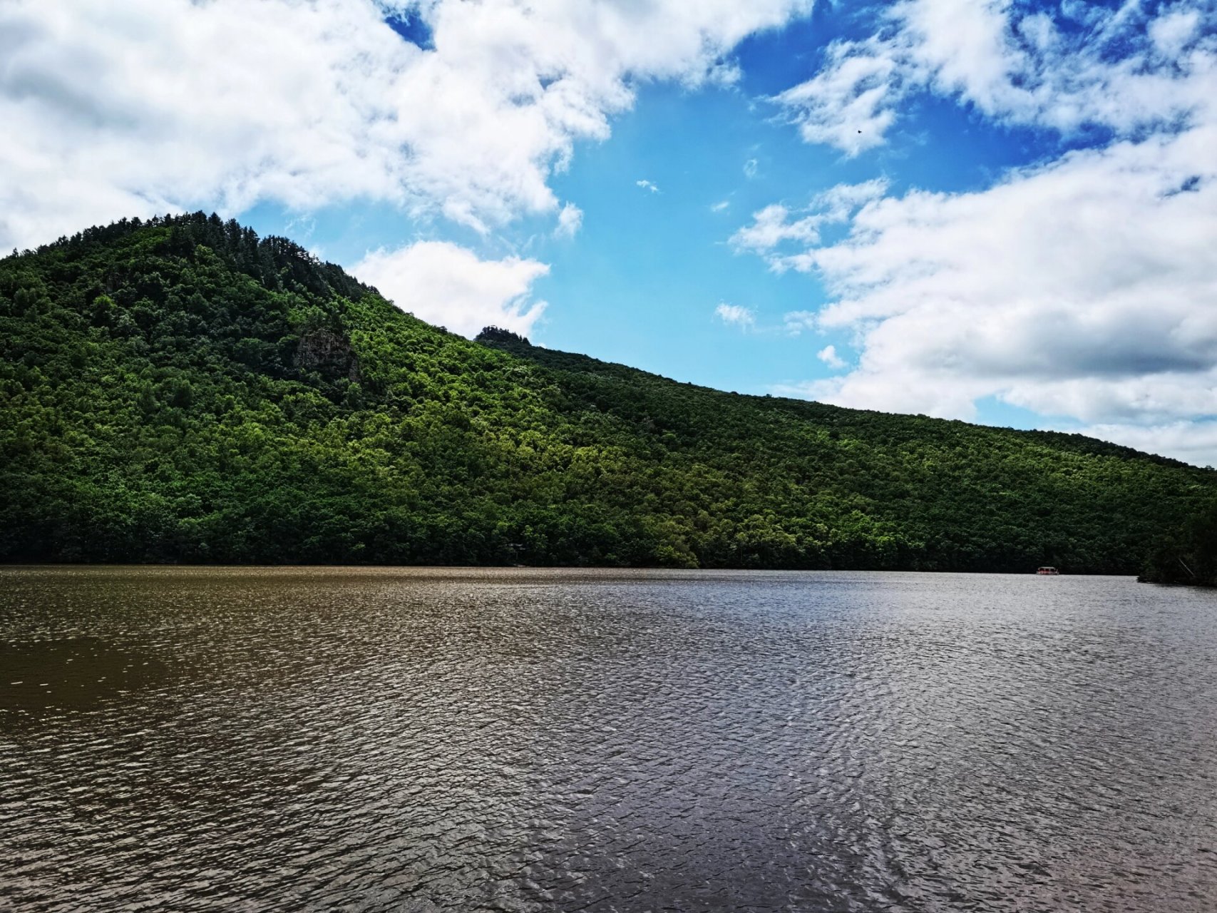 鸡西麒麟山风景区人文景观别致新颖,山风陡峭,湖水清幽,景区位于