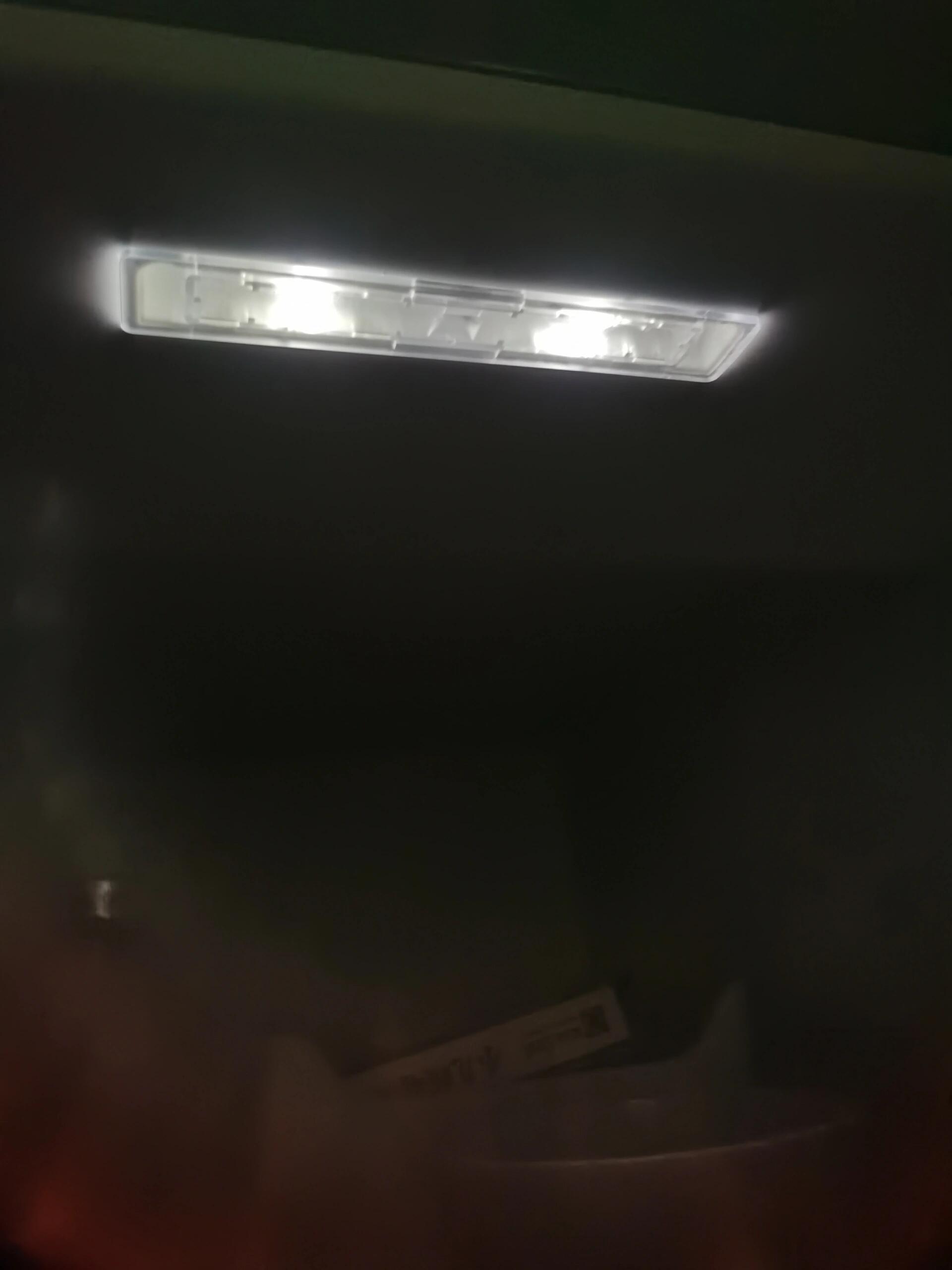 昨天打开冰箱,里面顶灯不停闪,最终如图2暗了下来.