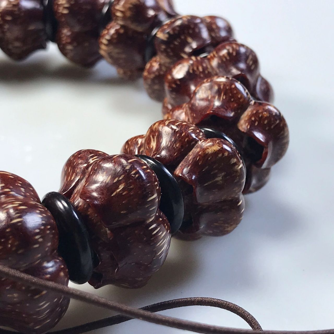 海南滴血莲花镂空工艺佛珠手链念珠 鸡血红品质,盘玩出来枣红色,精工