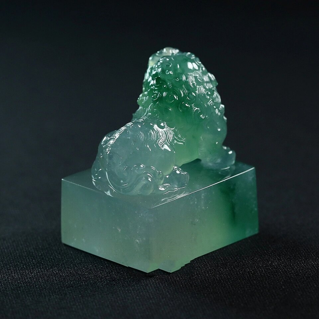 翡翠貔貅印章,雅致动人,摸着就温润 玉质凝润细腻,色泽莹润亮泽,飘花