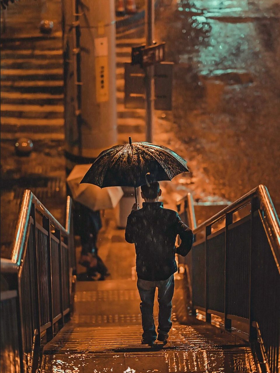 雨天的夜景街拍 世界大雨滂沱 万物苟且而活 无人为你背负更多  a9 85