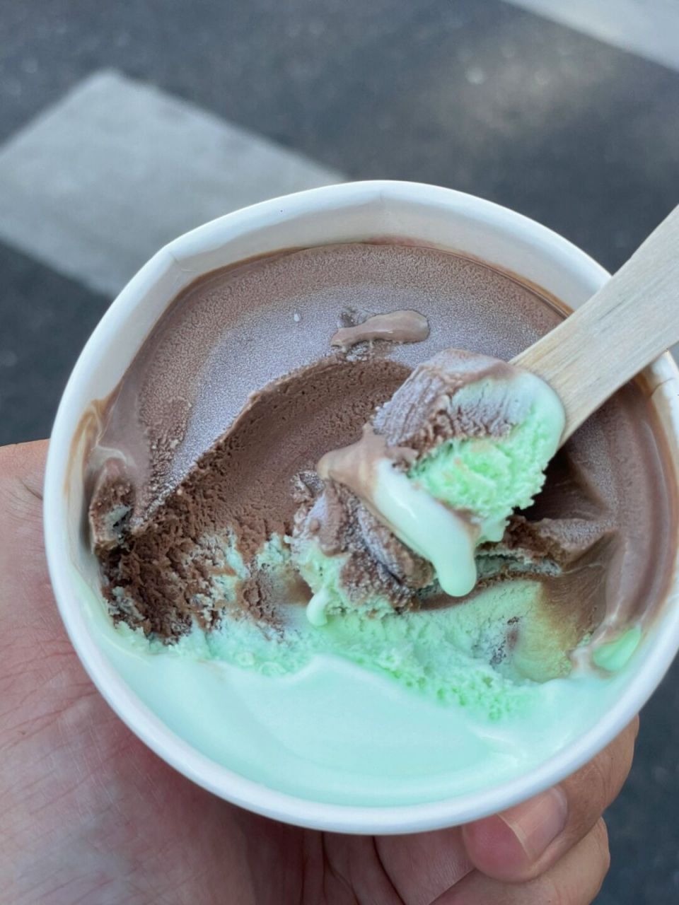 青岛孩子表示从小吃到大的雪糕 可以双拼 我要的薄荷跟巧克力的 焙缮