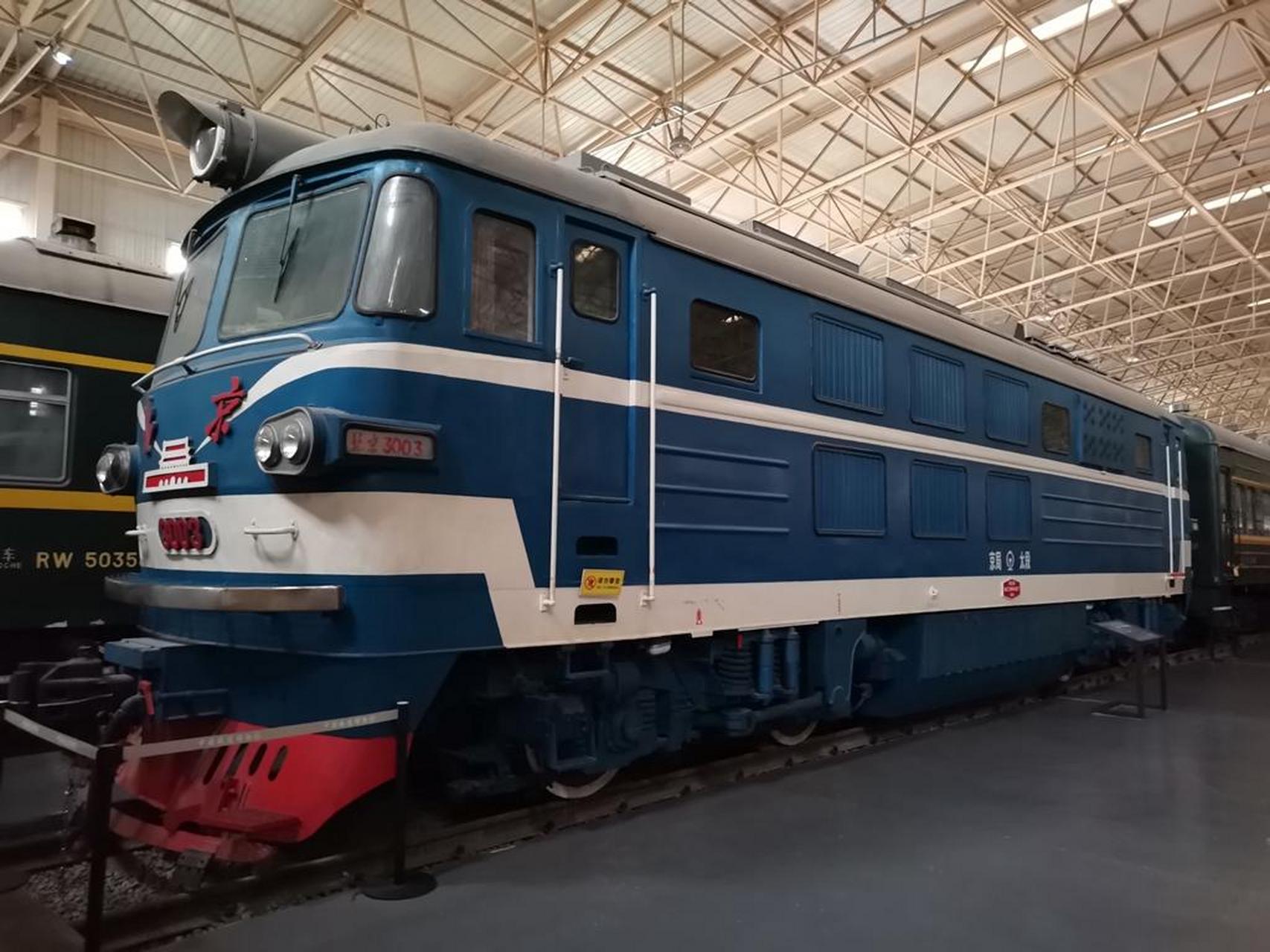 铁路摄影 火车头  北京(bj)型3003号内燃机车是1970年北京二七机车厂