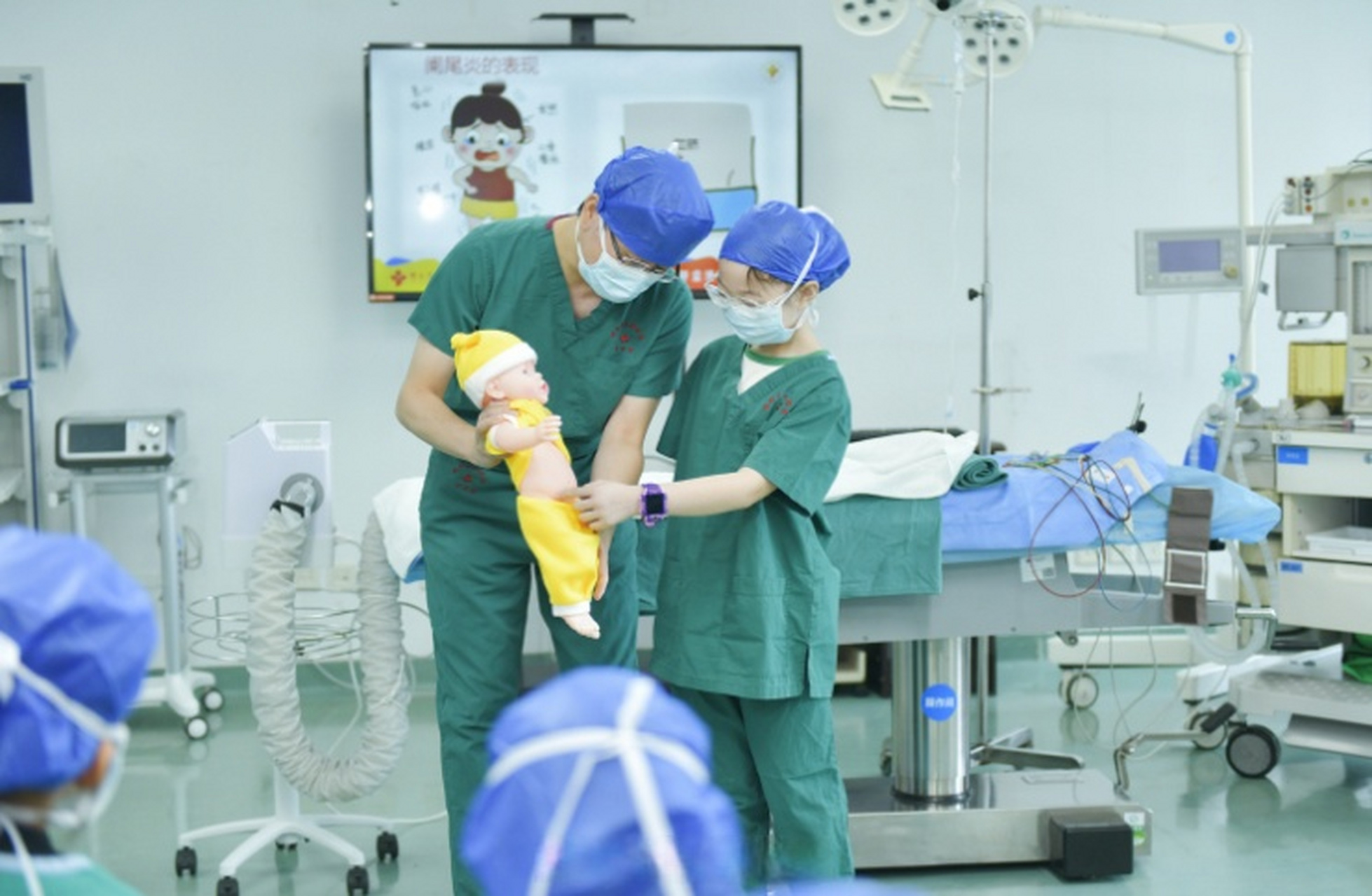 随着口令声响起,湖南省儿童医院"医学解密—手术室开放日"活动现场,21