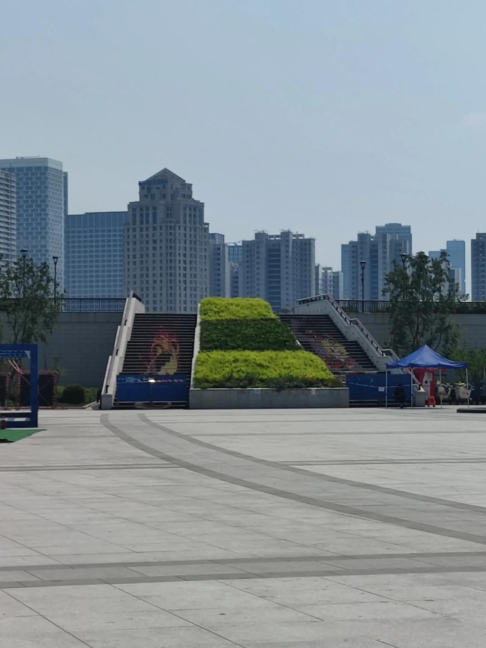 今天路过外滩公园,本想去看看海河,没想到入口给封住了,还有一位大爷