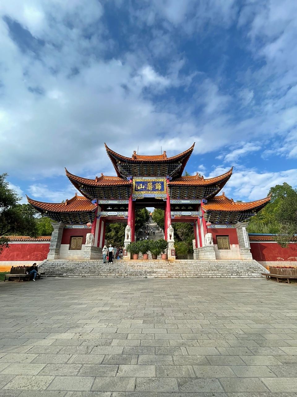 弥勒锦屏山风景区 弥勒大佛在此,1999台阶,也可以选择单程10元的观光