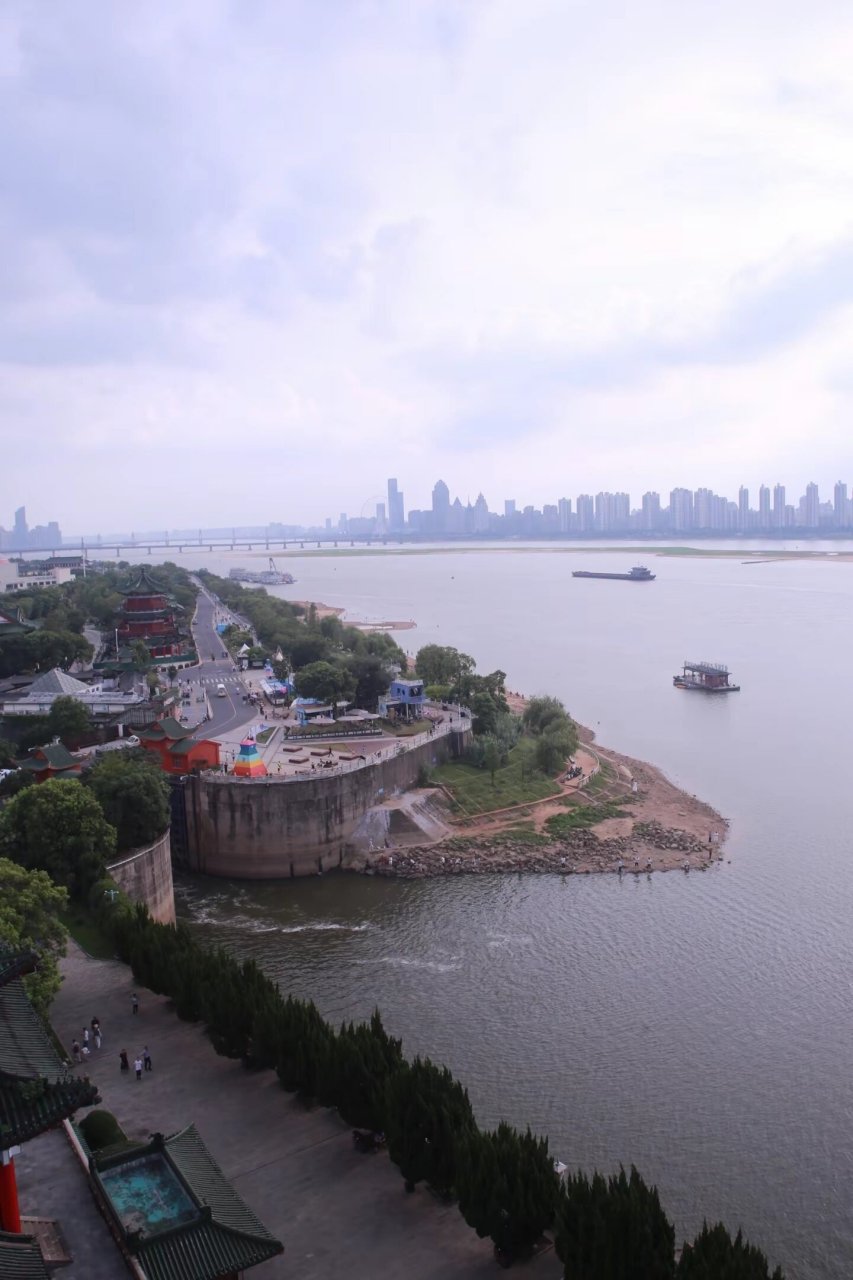 滕王阁周边 落霞与孤鹜齐飞,秋水共长天一色. 67