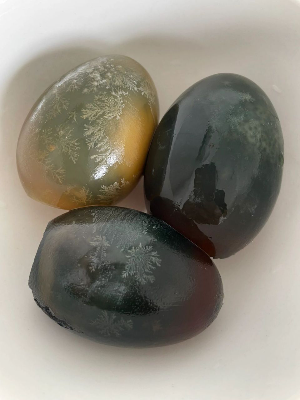 想问下那个发黄的皮蛋是坏了吗? 想问下那个发黄的皮蛋是坏了吗?