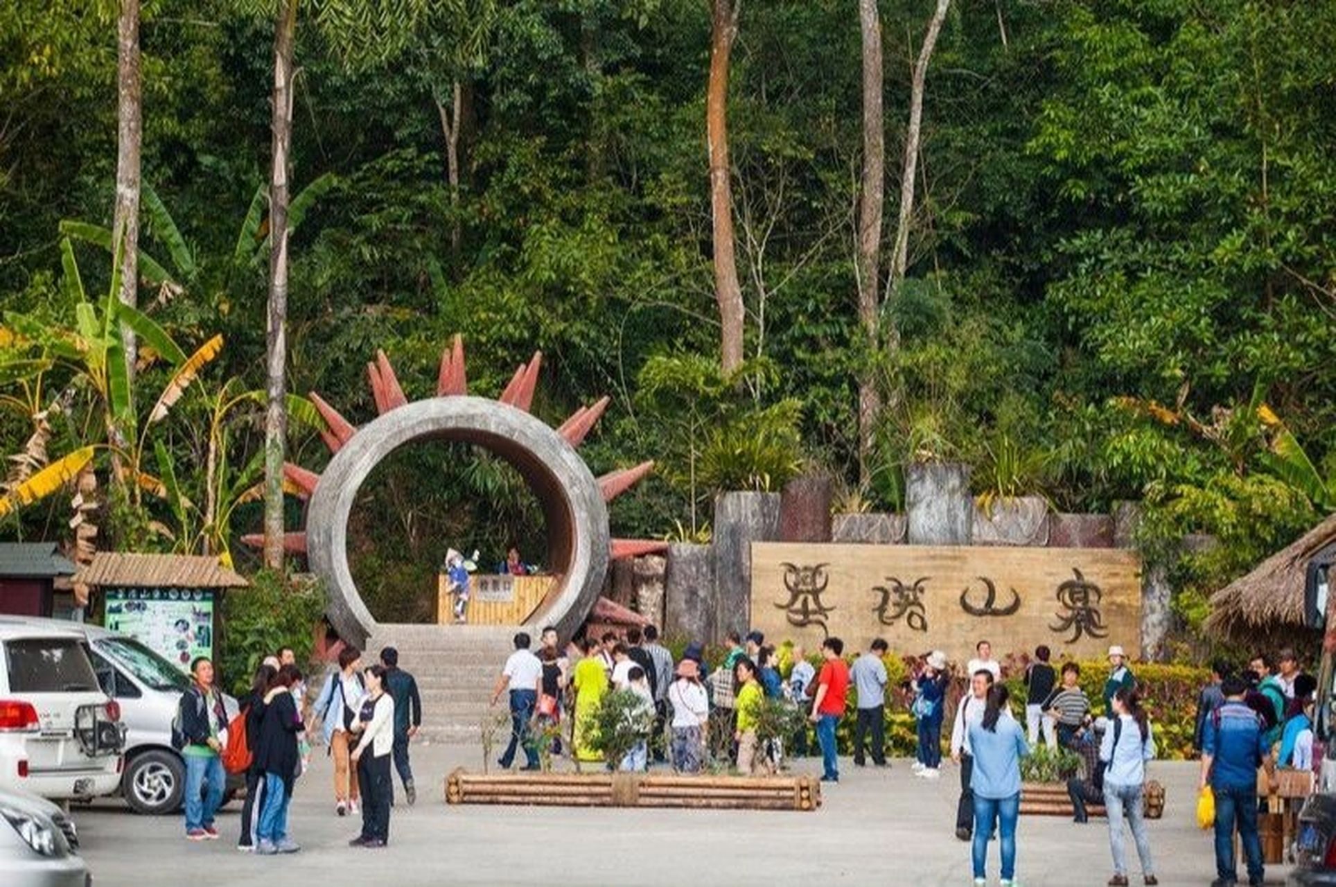 西双版纳-基诺山寨 景区主要游览内容有:"牛角字","大鼓门","牛头路"