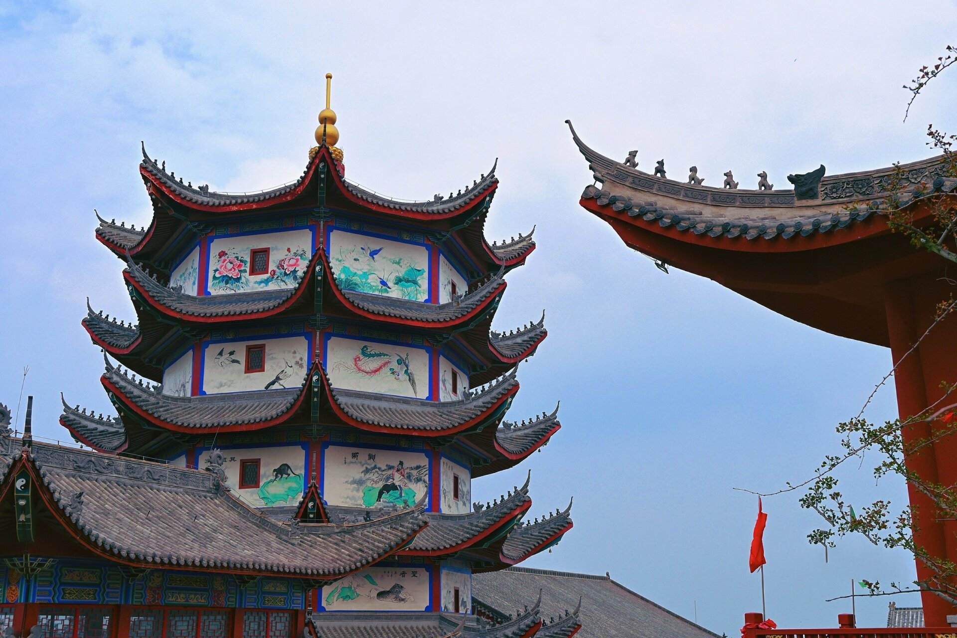 青岛东京山庙 92位置:位于青岛市即墨区,崂山北麓,三面环海的