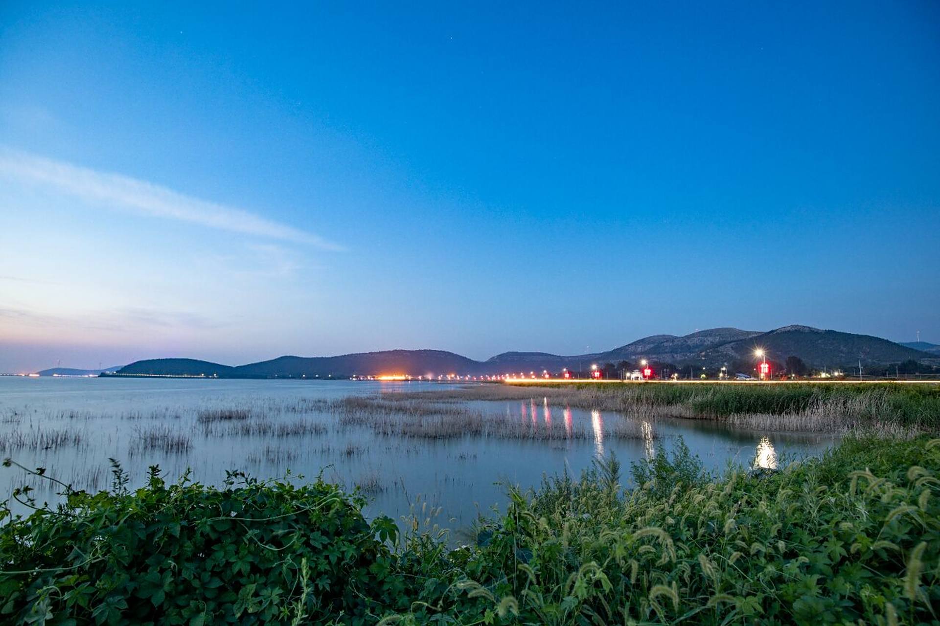 夜游东平湖环湖攻略 现在大家可以5点自驾游到东平湖畔,在湖畔赏一场