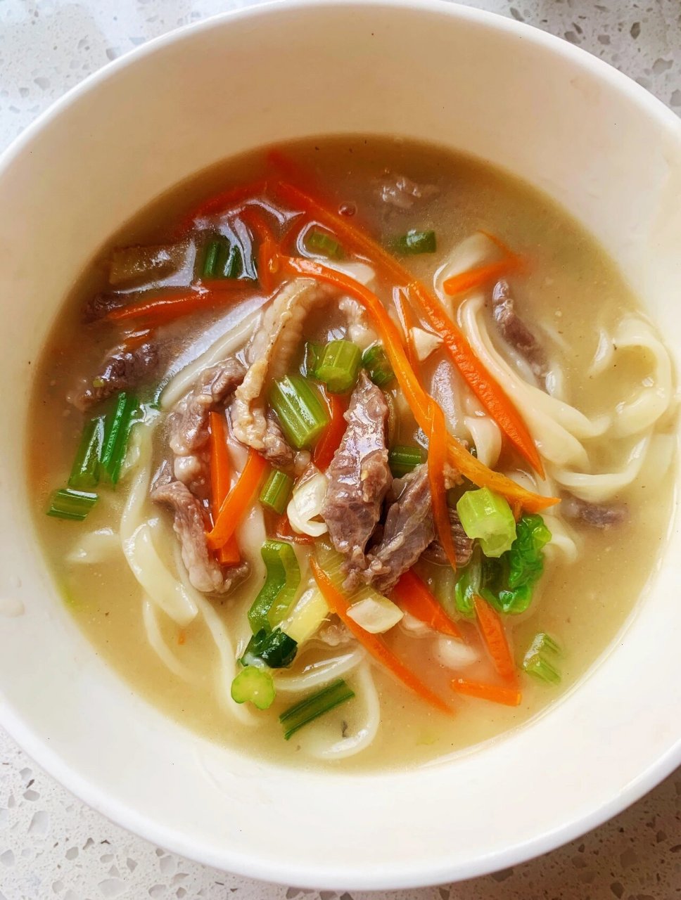 羊肉糊汤面:葱姜蒜切末,胡萝卜切丝,芹菜切丁,芹菜叶洗净备用.