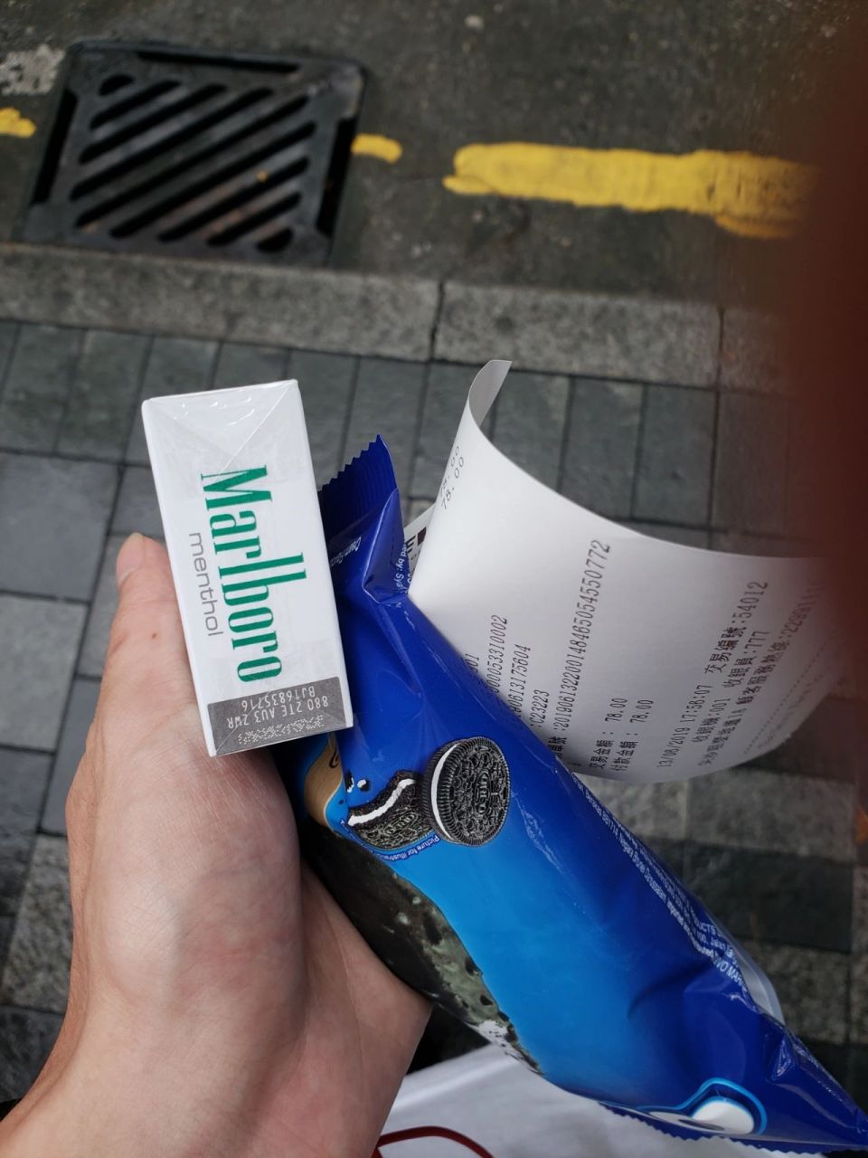 有没有谁知道去香港能带多少支烟 上次去香港发现烟都抽不起了,一盒