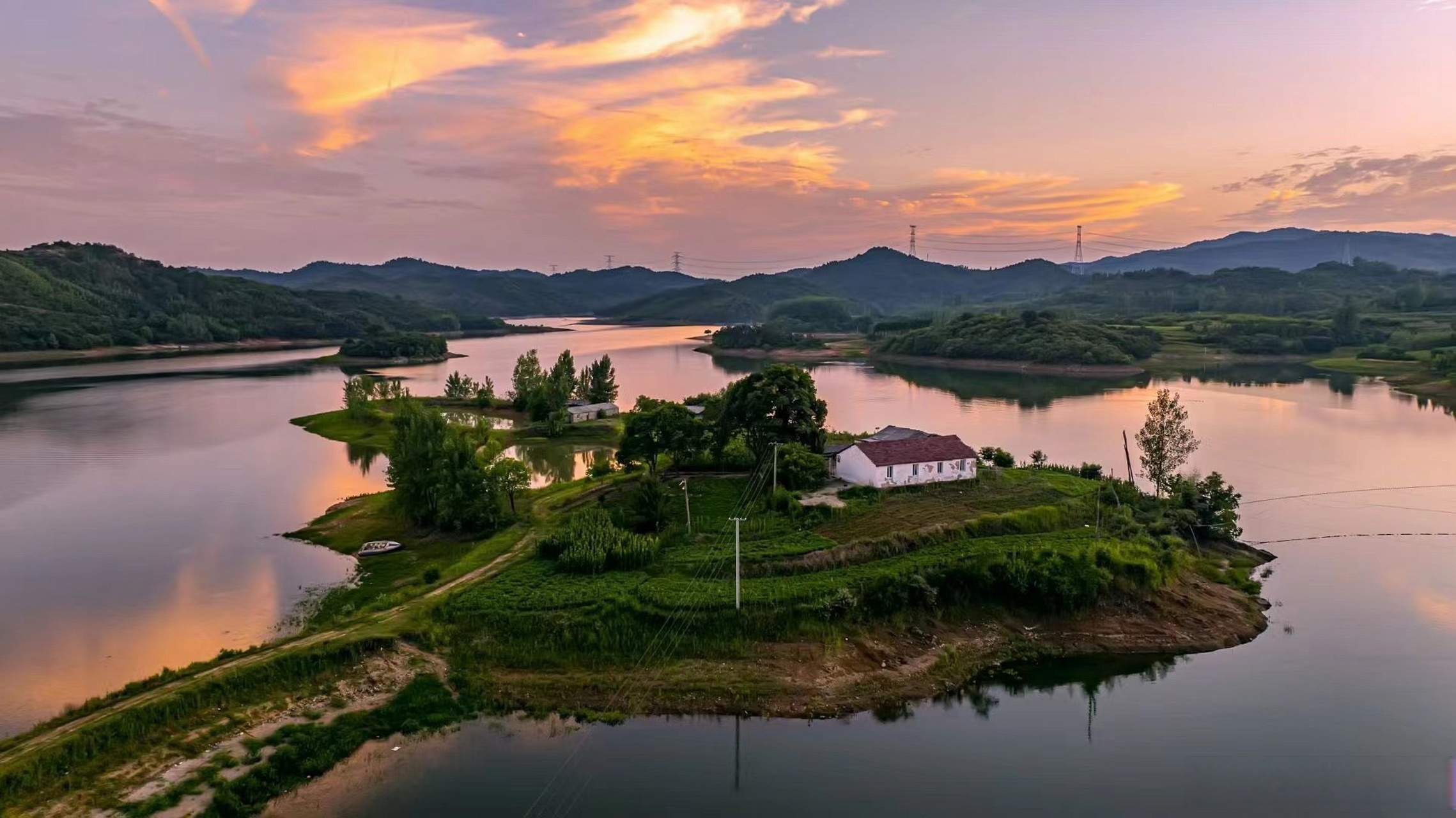 美在信阳# 图说|新县:盛夏香山湖,精美如诗画.(新县融媒体中心)