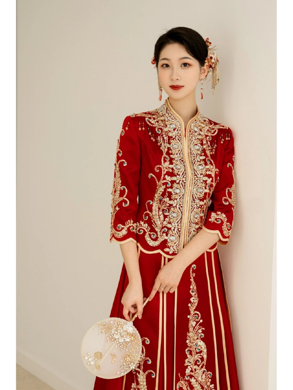 红色秀禾服大气 ,喜悦,加上发型的简单点缀,衬托的新娘明艳动人 白色