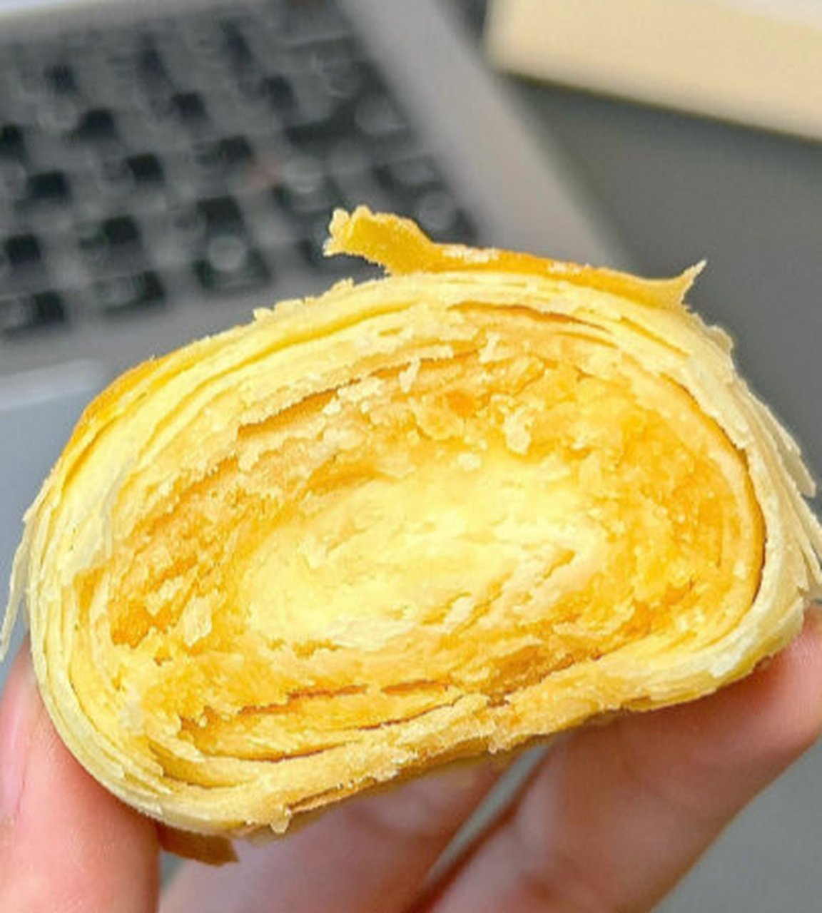 9】鲍师傅 芝士蛋黄酥六枚装    都是独立小包装的,吃着奶酥奶酥的,很