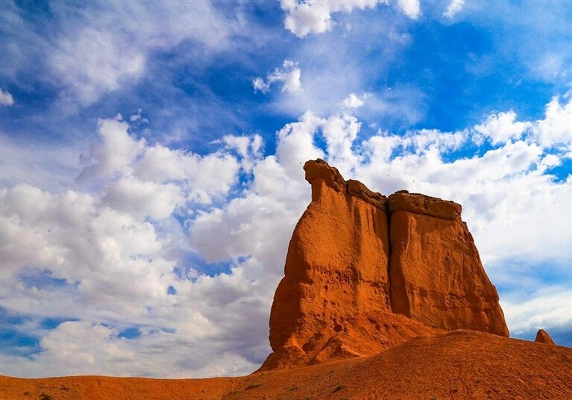 " 94阴山山脉位于中国内蒙古自治区的中部,由大青山(狭义的阴山)
