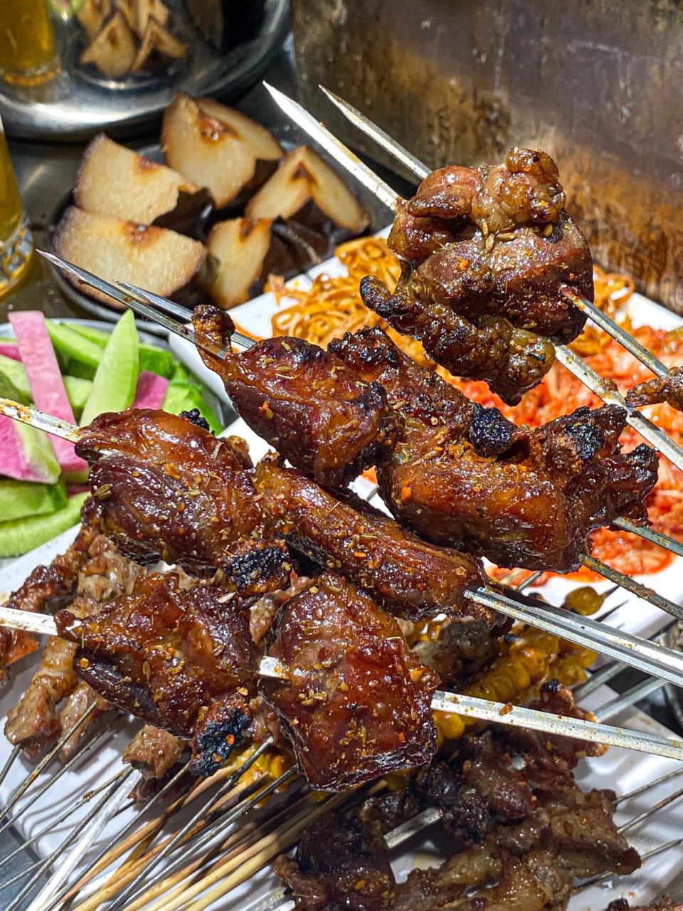 烤串的种类超级多,拿个盆自取,羊肉串,肉筋,板筋,油边,大腰子!