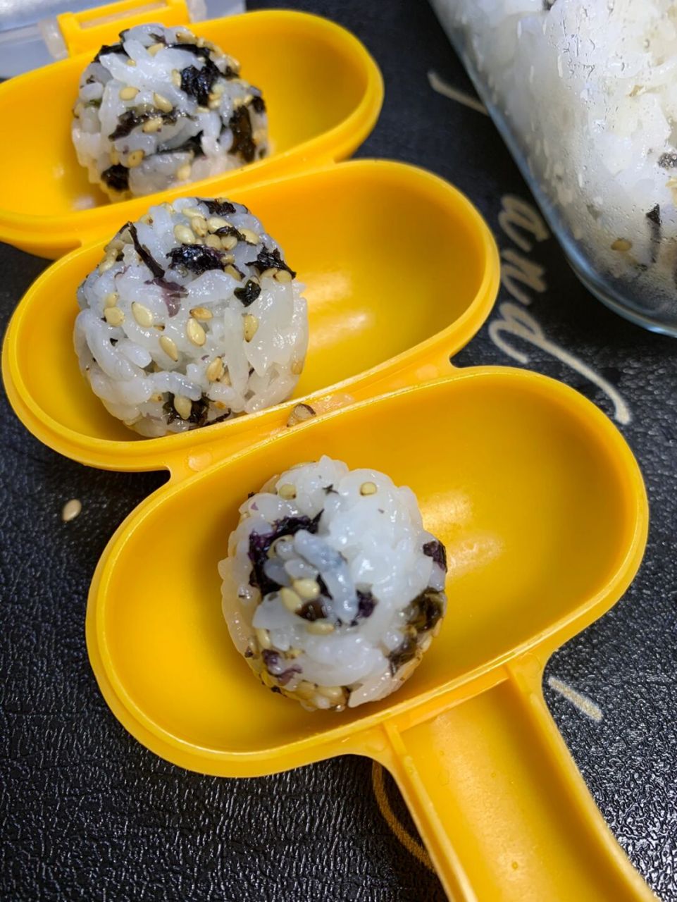 海苔饭团97教程 超级简单的海苔饭团做法,取一碗五常大米饭加入适量