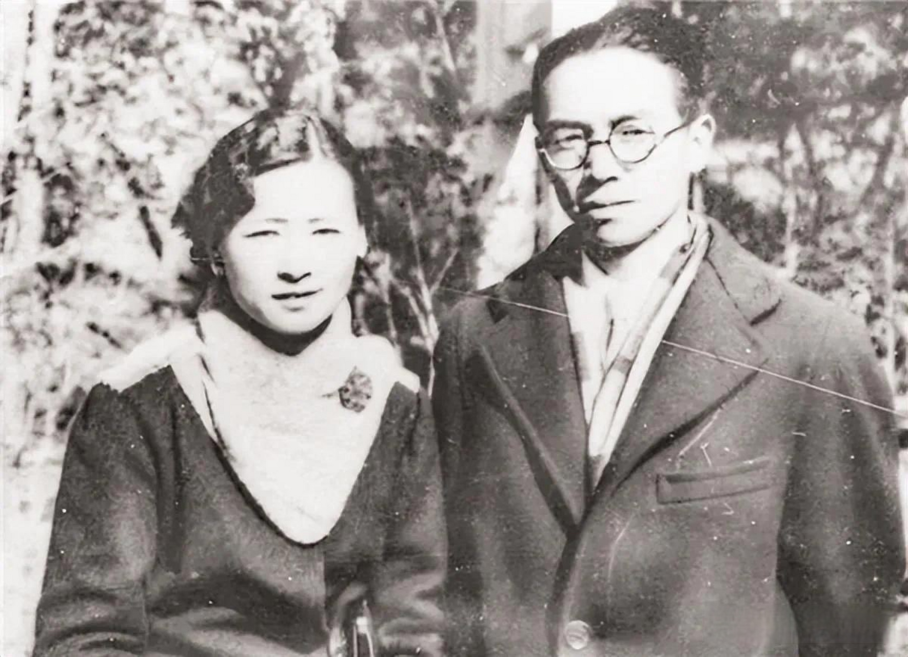 【1933年,冰心以一篇"太太的客厅"公开谴责林徽因的"名不副实",众星捧