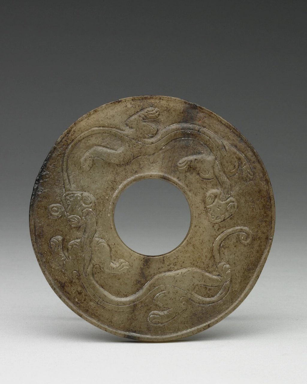 馆藏 南宋 螭虎及云纹玉璧 尺寸:厚0.7公分 内径3.2公分 外径10.