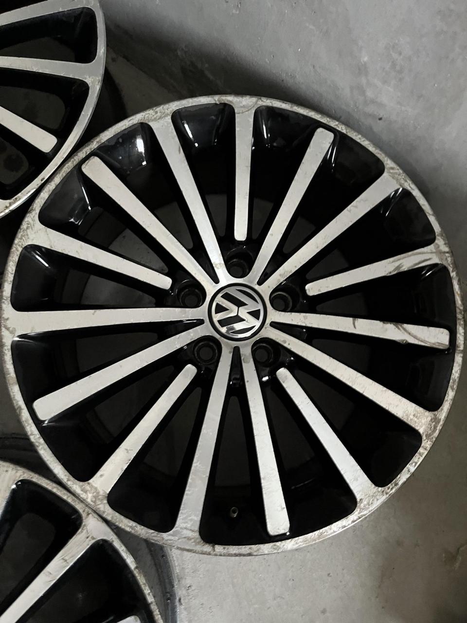 大众原厂帕萨特18寸轮毂成色划伤比较难看回去拉丝就好了