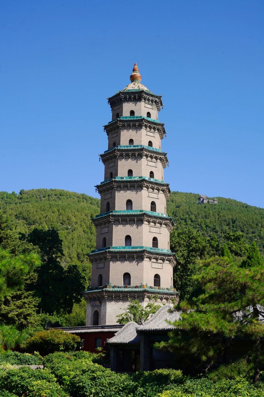 晋祠舍利生生塔琉璃龙 位于塔顶的八条琉璃龙,采用了亮丽的黄,绿,蓝