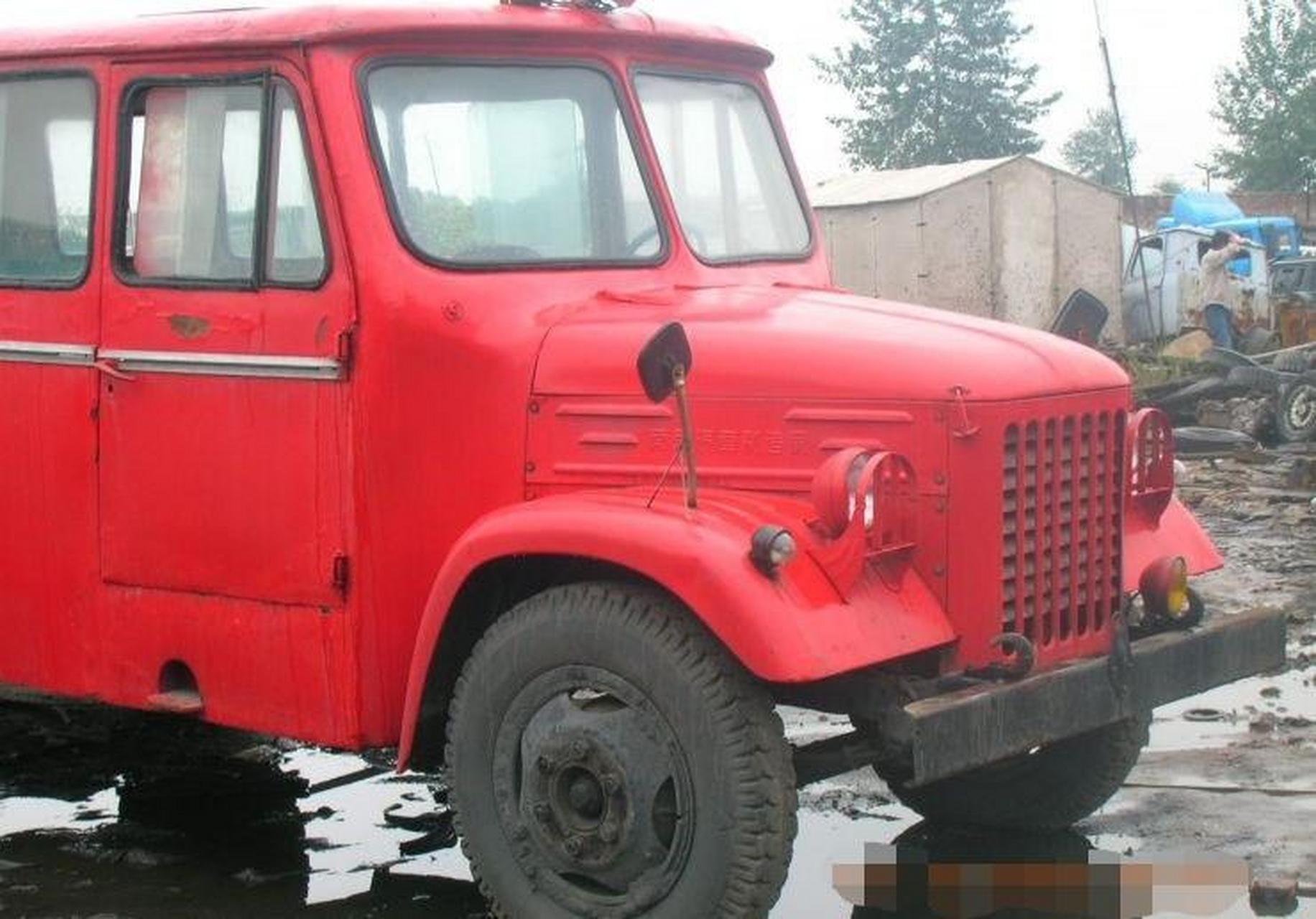 这辆南京嘎斯救护车也摆脱不了被拆解的命运了,真可惜!