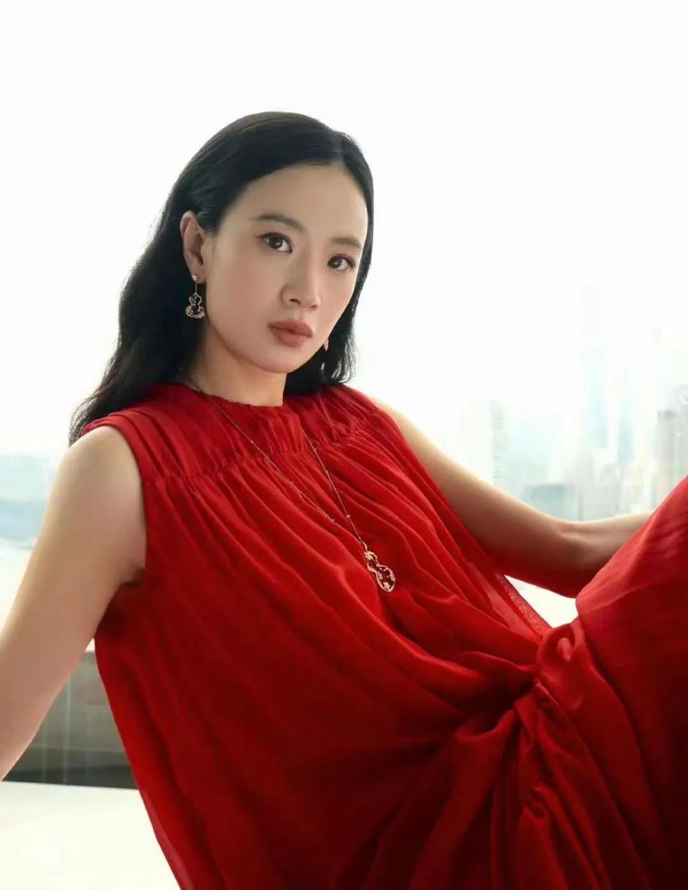 最近被演员李梦刷屏了,初看她长得有点像董洁,嘴唇又有点像舒淇,远看