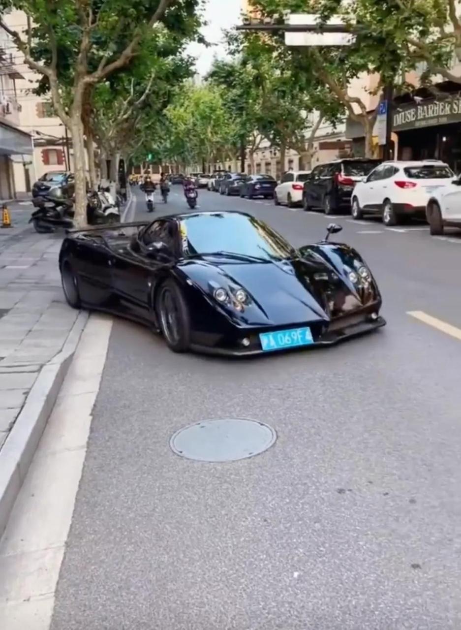 网友视频爆料,价值一个亿的帕加尼宗达跑车现身上海街头,大排量发动机