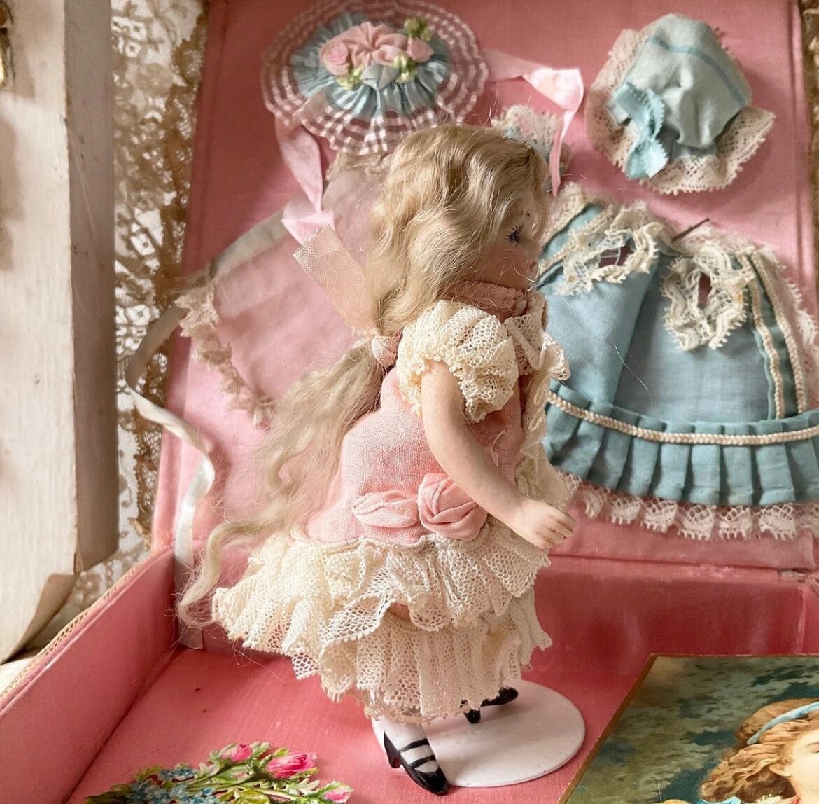 分享/19世纪末的德国古董娃娃套盒 96德国古董娃娃和配套的裙子