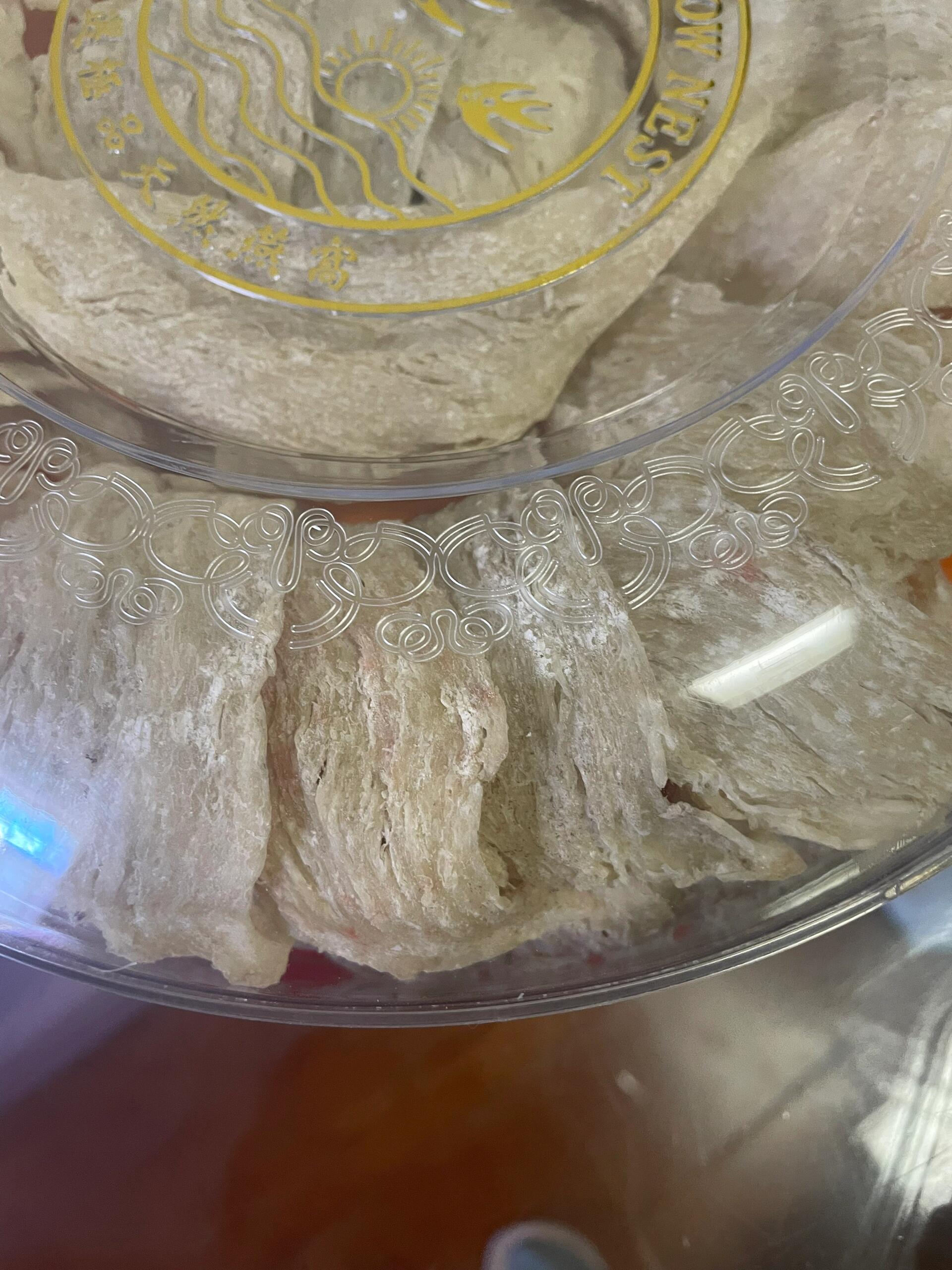 燕窝发霉了吗 燕窝表面有白色结块,红色,黑色颗粒,这是发霉吗,没有